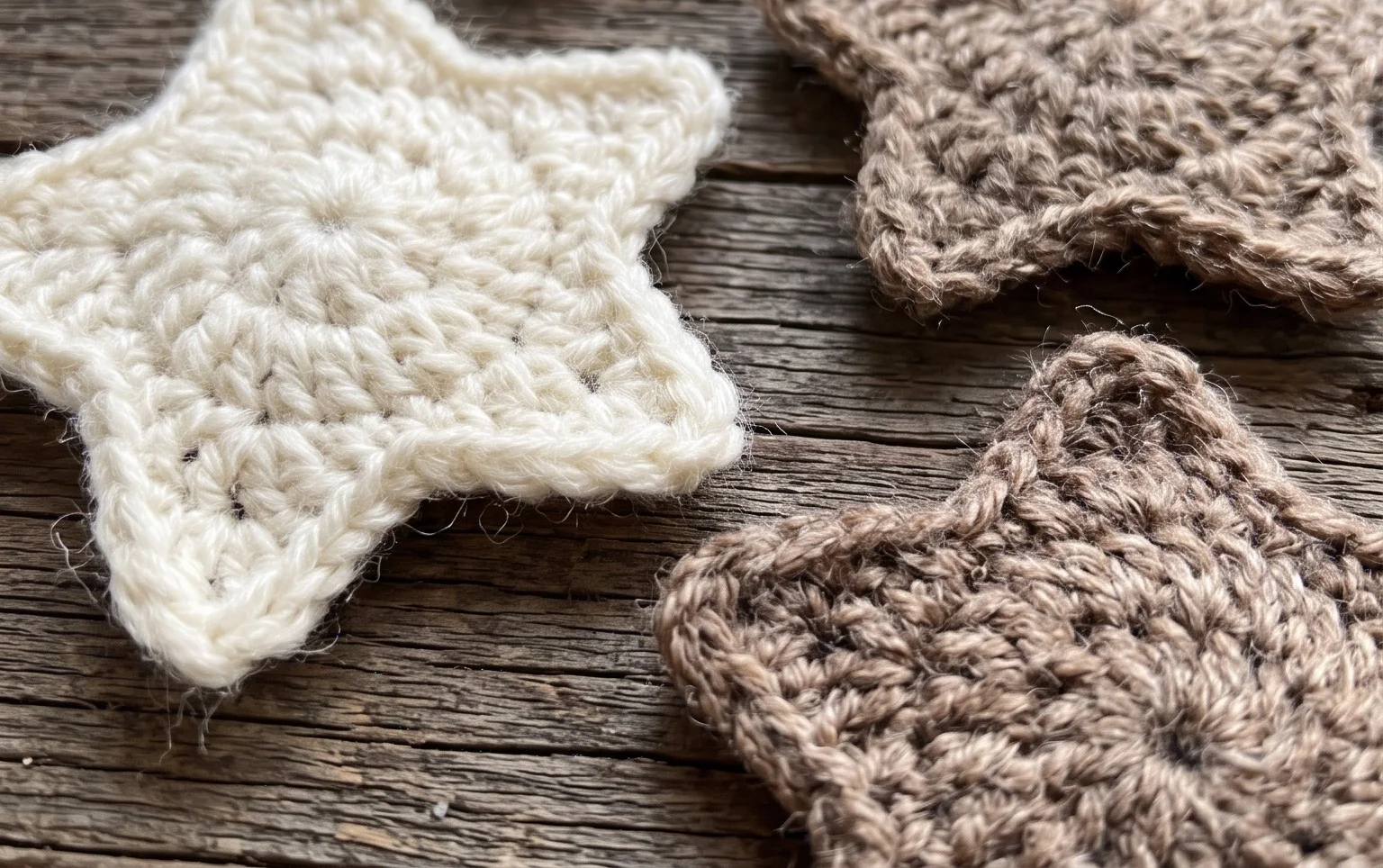 Christmas Crochet Stars – Free 5-Point Ornament Pattern