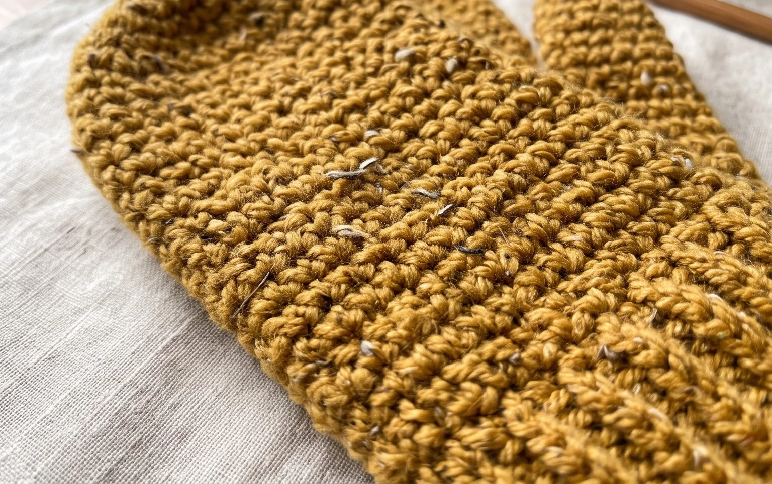 The Easiest One Piece Mittens Free Crochet Pattern - DIY Magazine